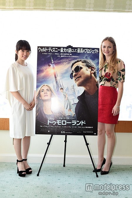 志田未来（左）、ブリット・ロバートソン（右）