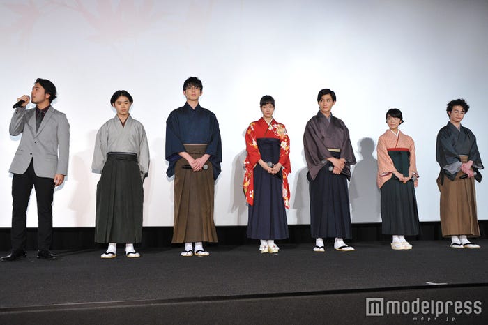 (左から)小泉徳宏監督、矢本悠馬、真剣佑、広瀬すず、野村周平、上白石萌音、森永悠希(C)モデルプレス