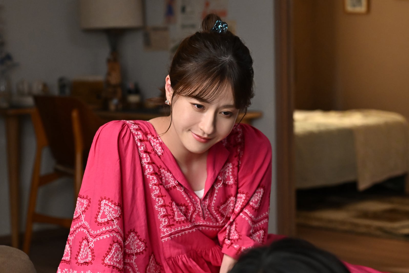 松本若菜「西園寺さんは家事をしない」より（C）TBS