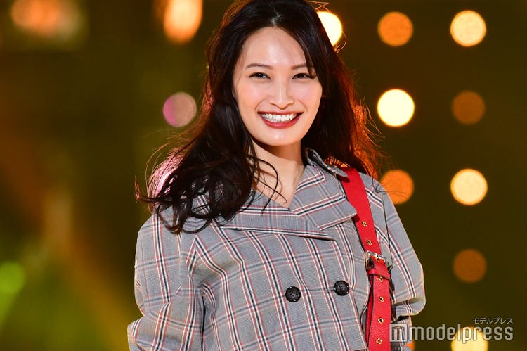 大政絢の笑顔弾ける 大人可愛い 秋の着こなし Tgc18a W モデルプレス 大政絢の笑顔弾ける 大人可愛い 秋の着こなし Tgc18a W モデルプレス