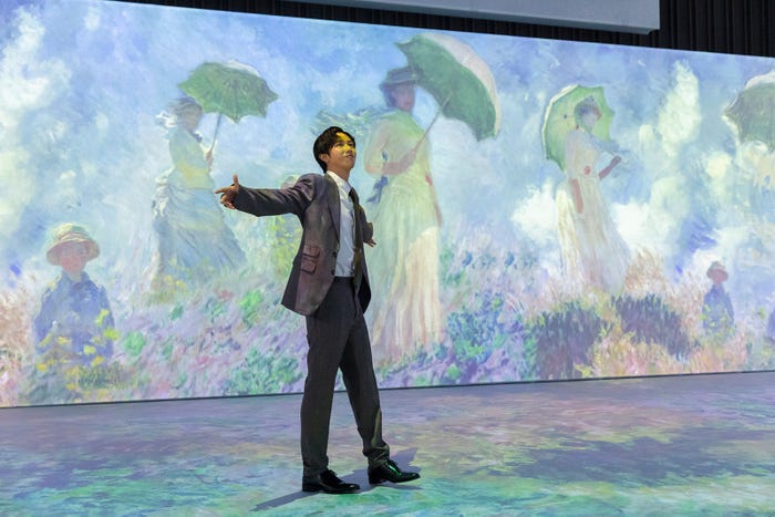「モネ&フレンズ・アライブ 東京展」をまわる阿部亮平(提供写真)
