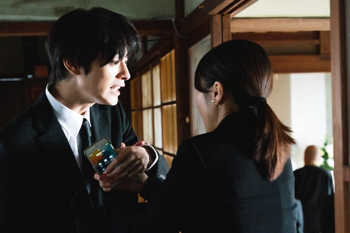 塩野瑛久、有村架純(C)2026「マジカル・シークレット・ツアー」製作委員会