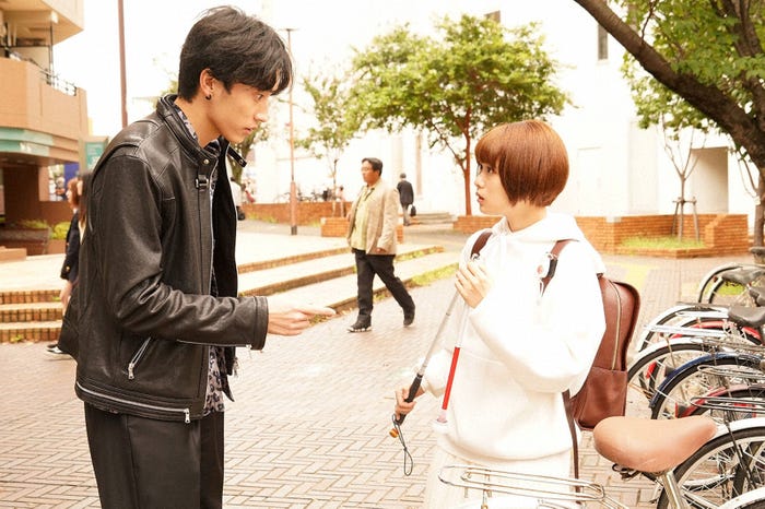 杉野遥亮、杉咲花 「恋です!~ヤンキー君と白杖ガール~」第1話より(C)日本テレビ