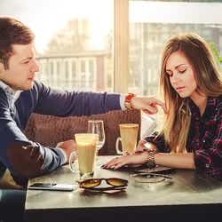 モデルプレス - 好きという感情を持てない相手と付き合うべき?