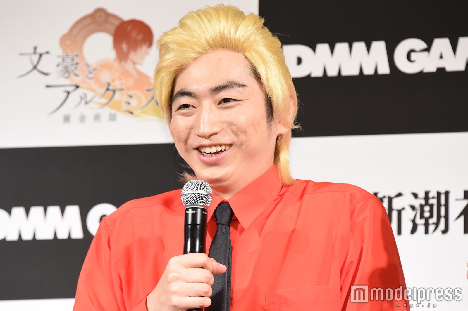 カズレーザーのコスプレ姿の羽田圭介氏 （C）モデルプレス