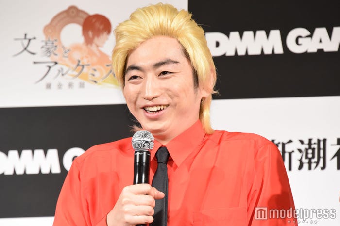 カズレーザーのコスプレ姿の羽田圭介氏 (C)モデルプレス