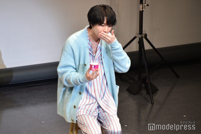 アイスのパチパチ音を楽しむ桜田通(C)モデルプレス