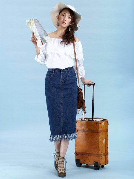 フリンジタイトシルエットデニムスカート「LocoChica（ロコチーカ）」3,348円（税込）／画像提供：モバコレ