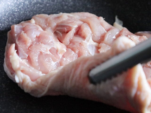 フライパンに鶏もも肉の皮目を下にして入れる。