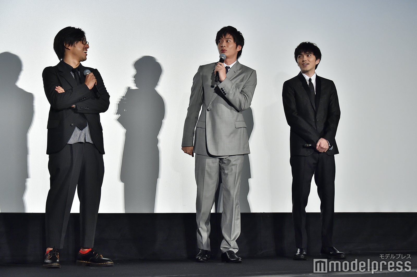 田中圭（中央）に徐々に近づいていく林遣都（右）と、正しい距離を保つ瑠東東一郎監督（左）／（C）モデルプレス