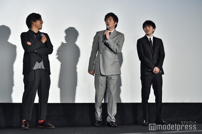 田中圭(中央)に徐々に近づいていく林遣都(右)と、正しい距離を保つ瑠東東一郎監督(左)/(C)モデルプレス