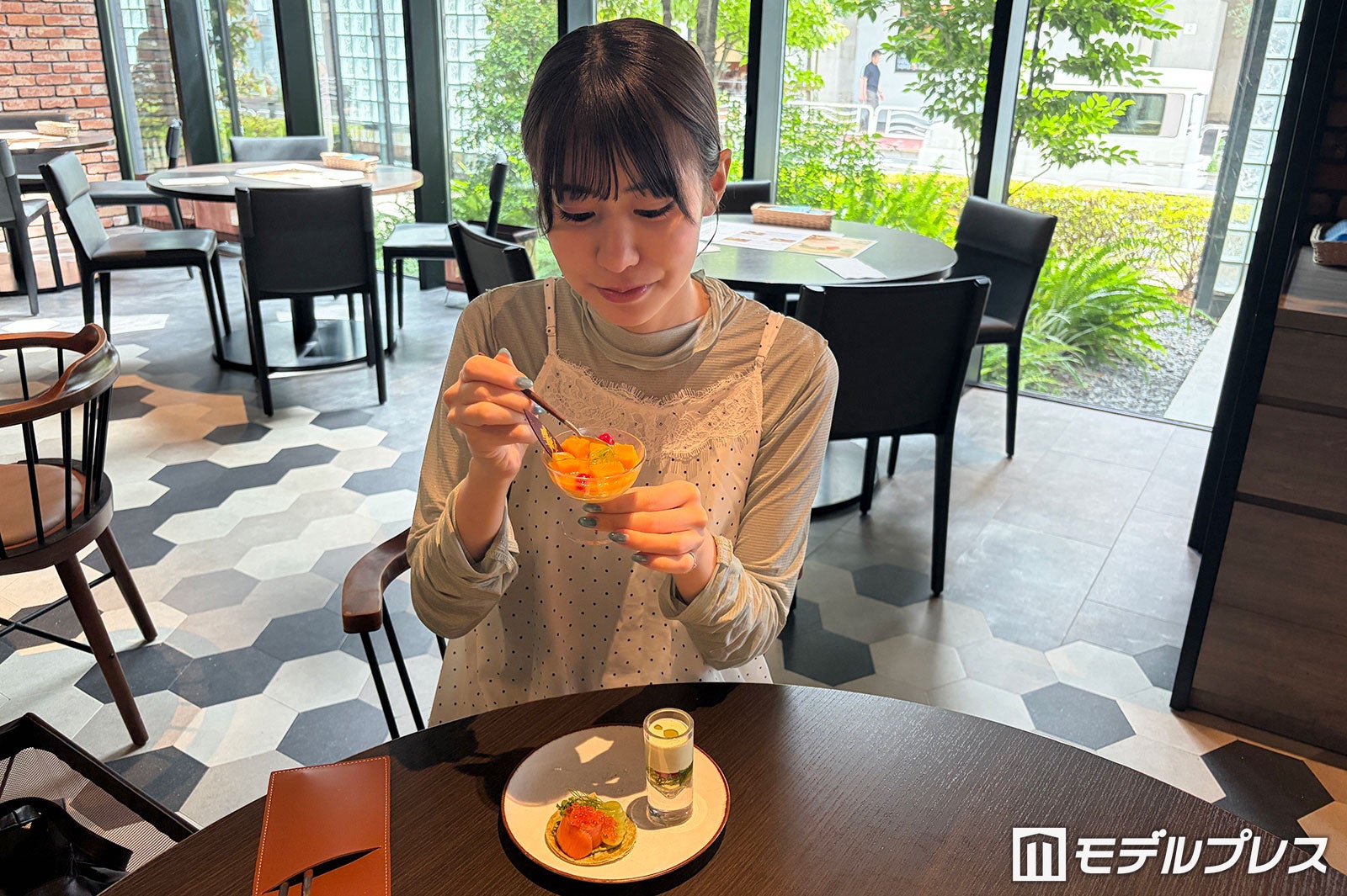 「マンゴーの濃厚な甘みとなめらかな口あたりが魅力のマンゴープリンです。ひと口食べると果実感がしっかり感じられ、マンゴー好きにはたまらない味わいでした」（竹田えみり）／（C）モデルプレス