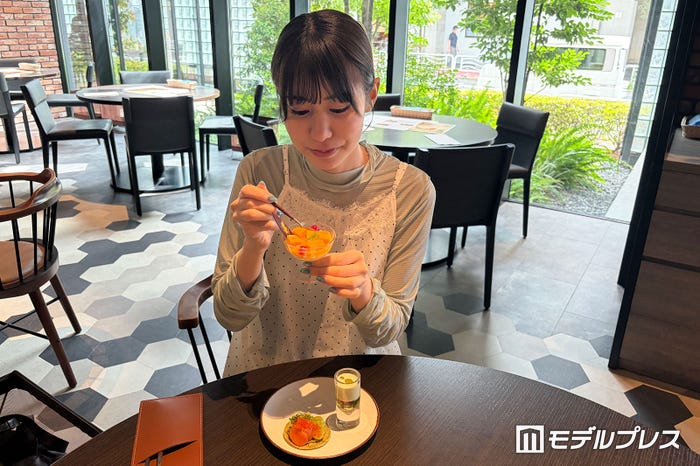 「マンゴーの濃厚な甘みとなめらかな口あたりが魅力のマンゴープリンです。ひと口食べると果実感がしっかり感じられ、マンゴー好きにはたまらない味わいでした」(竹田えみり)/(C)モデルプレス