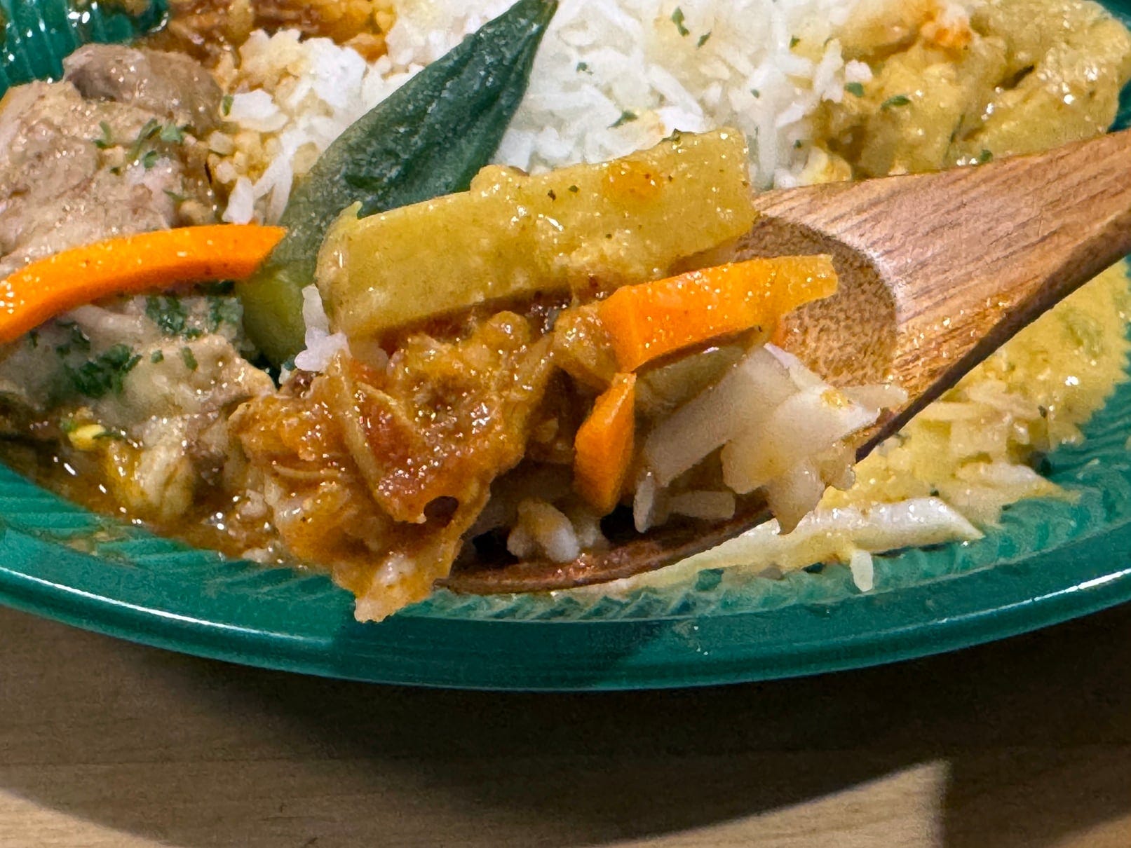 アチャールの酸味やシャキシャキとした食感が、スパイシーなカレーに合う！