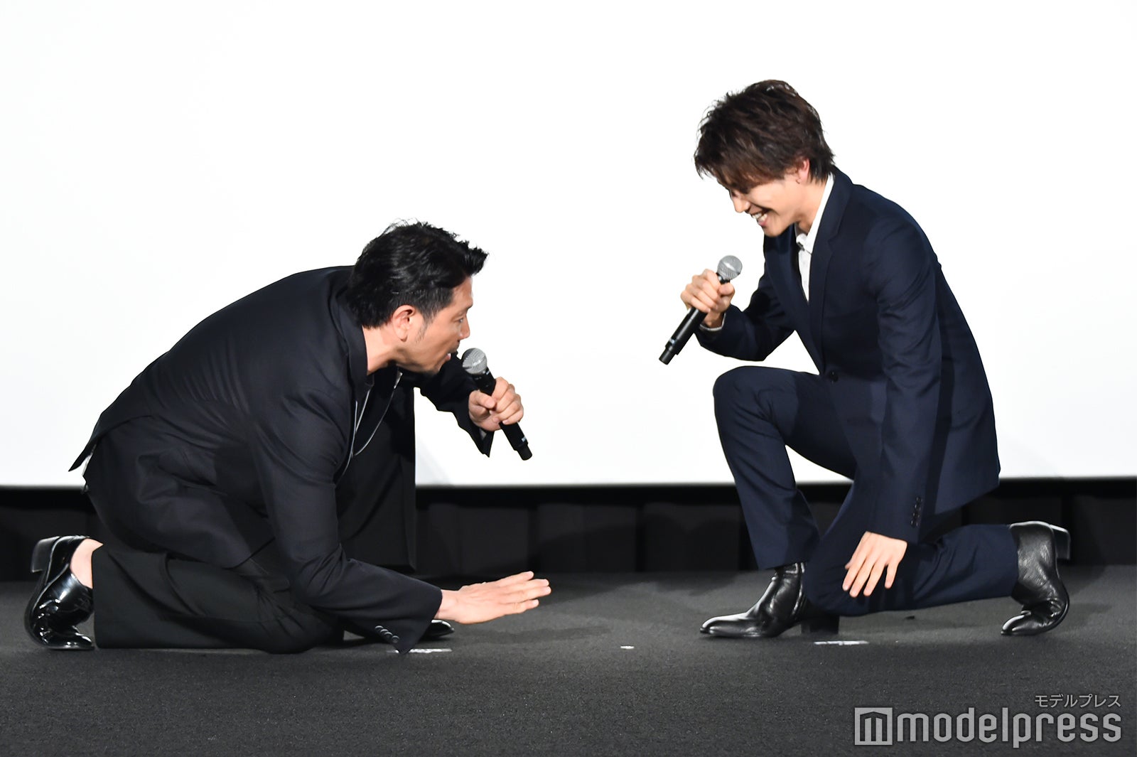 岩田剛典（右）にひざまずく別所哲也（左）（C）モデルプレス