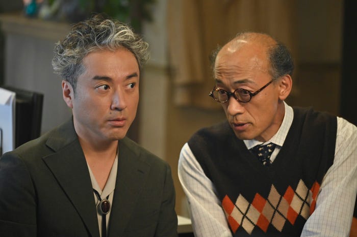 ムロツヨシ、酒向芳「うちの弁護士は手がかかる」第2話より(C)フジテレビ