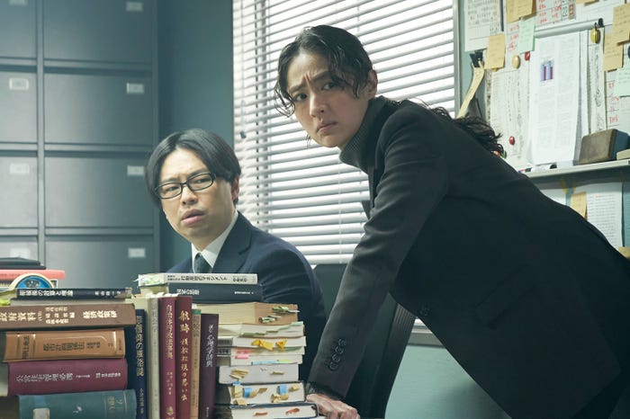 浜野謙太、シシド・カフカ「警部補ダイマジン」第5話より(C)テレビ朝日