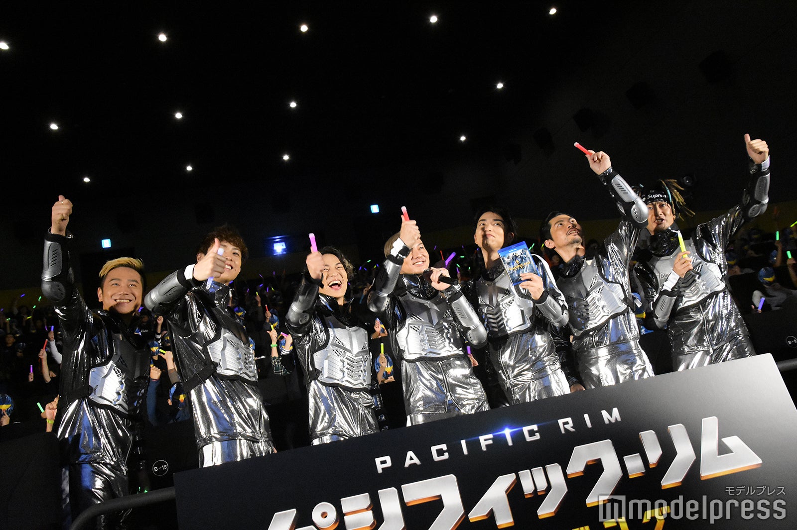 Da Pump U S A ダサかっこいいダンスに親子連れ大喜び Issa 全身シルバー衣装に この格好で入ってきた時 苦笑いが聞こえた モデルプレス Da Pump U S A ダサかっこいいダンスに親子連れ大喜び Issa 全身シルバー衣装に この格好で入ってきた時 苦笑いが聞こえた モデルプレス