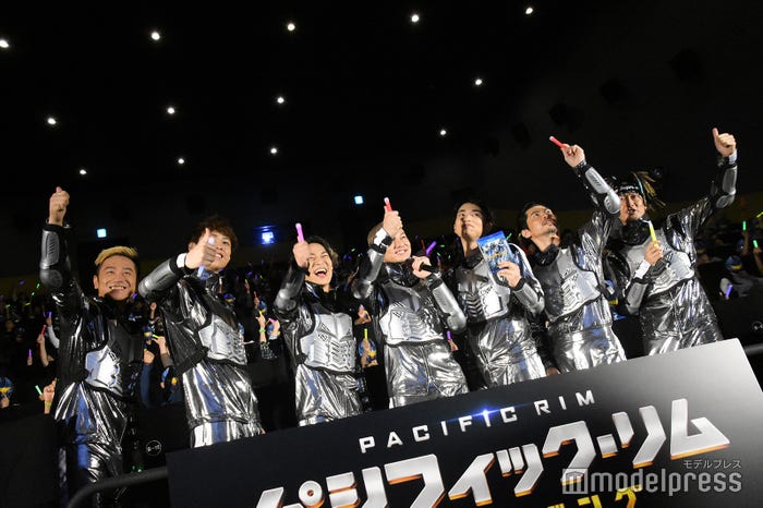 DA PUMP/左から:KIMI、YORI、DAICHI、ISSA、KENZO、U-YEAH、TOMO(C)モデルプレス