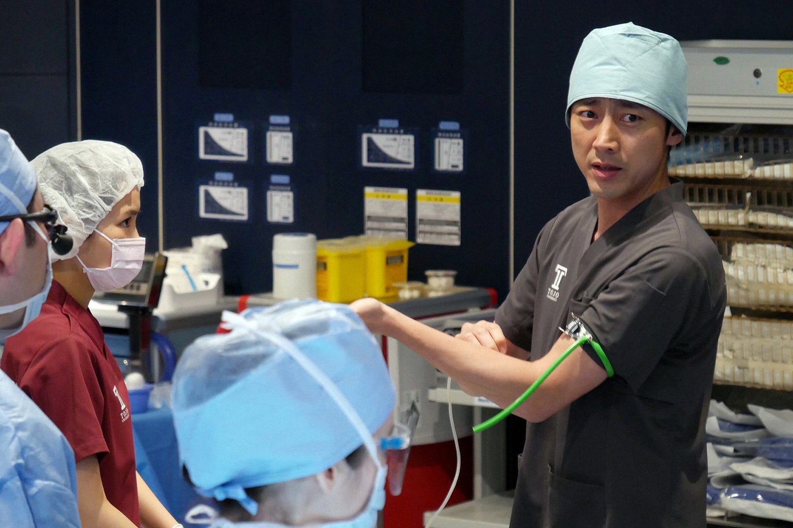 葵わかな、小泉孝太郎／「ブラックペアン」第6話より（C）TBS