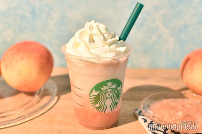 ほんのりピンク色のカラーも可愛い/「ピーチ オン ザ ビーチ フラペチーノ」 (C)モデルプレス