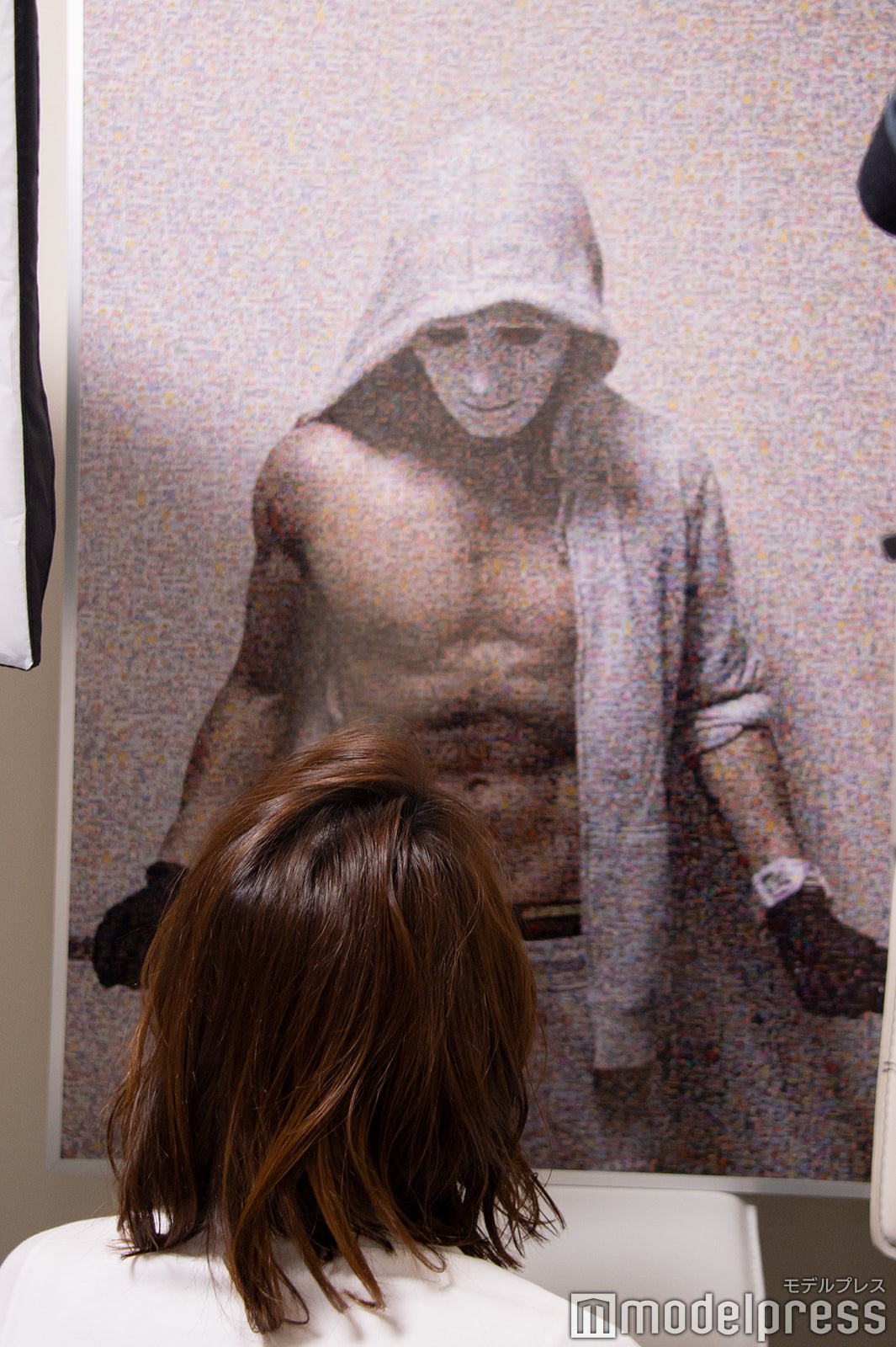 撮影部屋にはファンから貰ったプレゼントも （C）モデルプレス