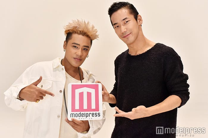 (左から)ELLY、小林直己(C)モデルプレス