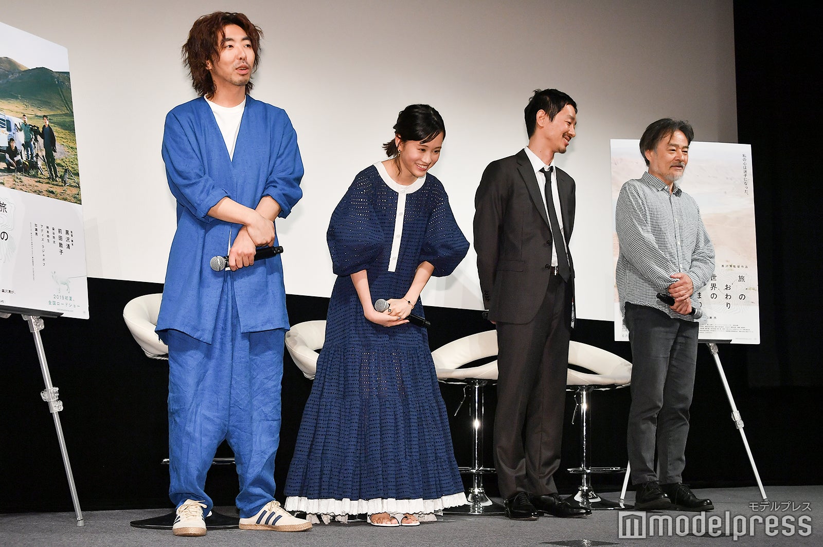 照れながら頭を下げる前田敦子 （C）モデルプレス