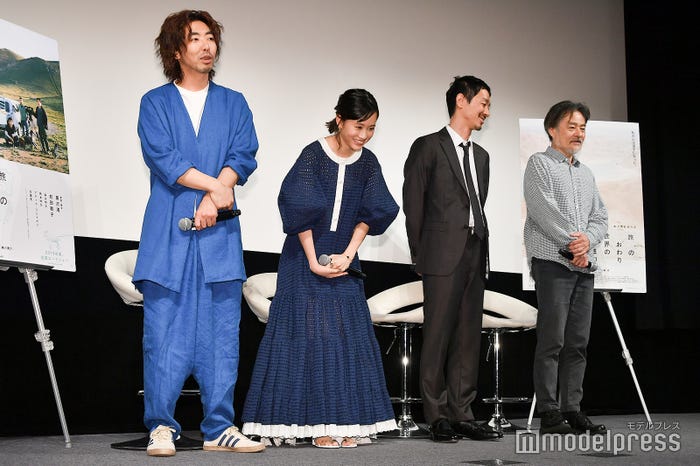 照れながら頭を下げる前田敦子 (C)モデルプレス