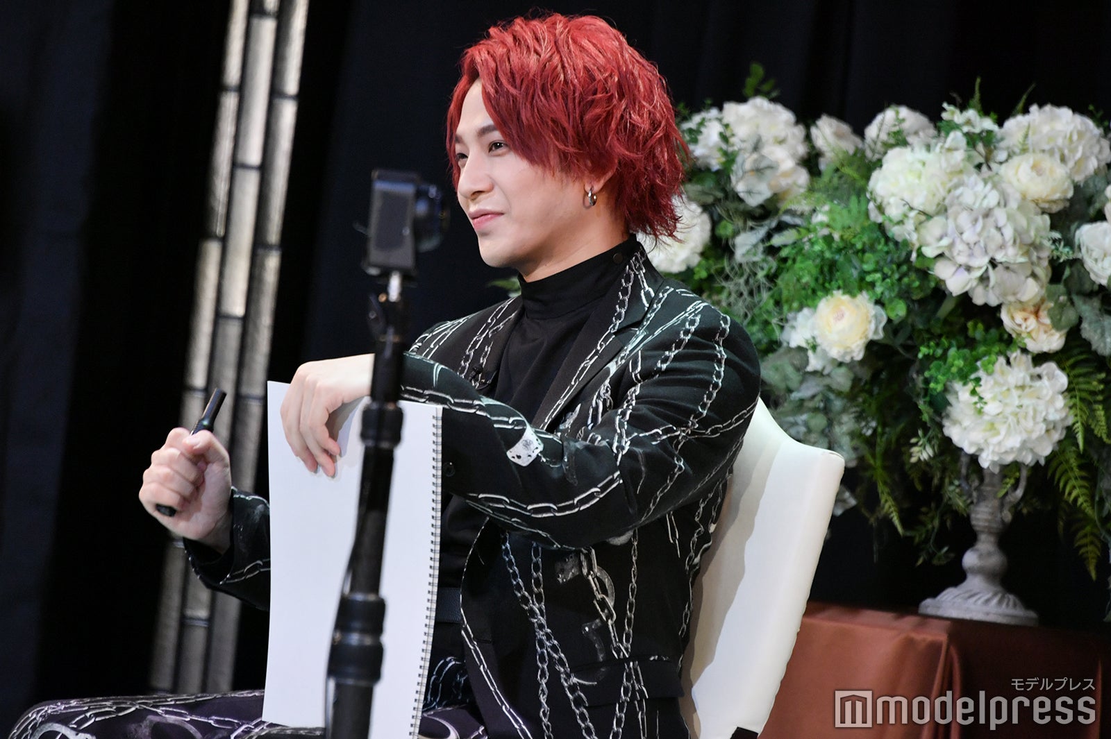 「GYAO!」にて配信された「OWV グループ結成記念生配信特番」より／褒められて照れる本田康祐（C）モデルプレス