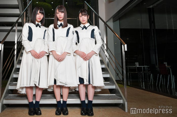 左から:渡邉美穂、小坂菜緒、丹生明里(C)モデルプレス