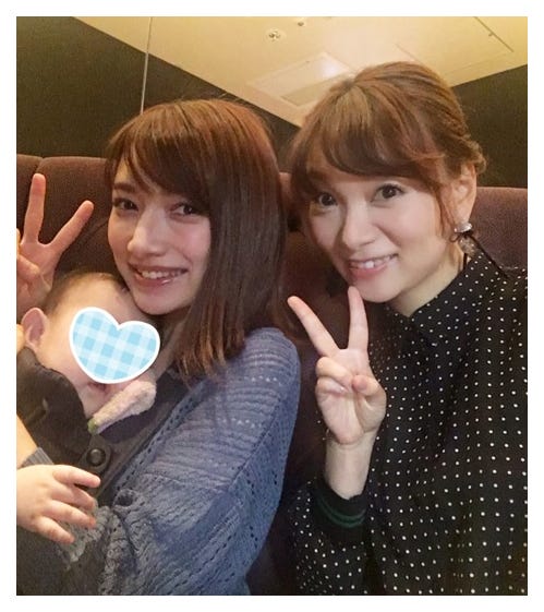 愛息子を抱く後藤真希と保田圭/保田圭オフィシャルブログ(Ameba)より