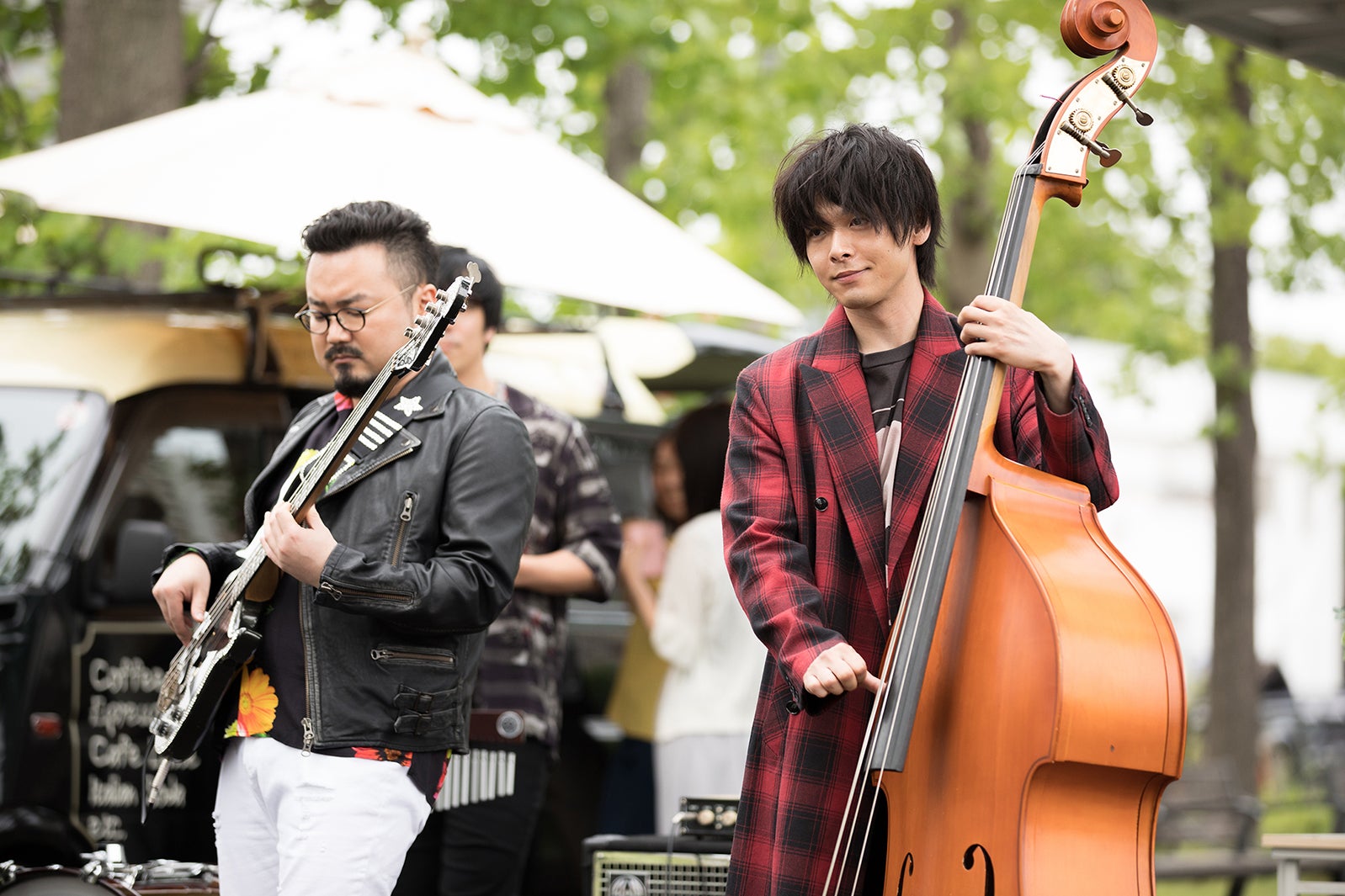 休日課長、中村倫也（C）2020『水曜日が消えた』製作委員会