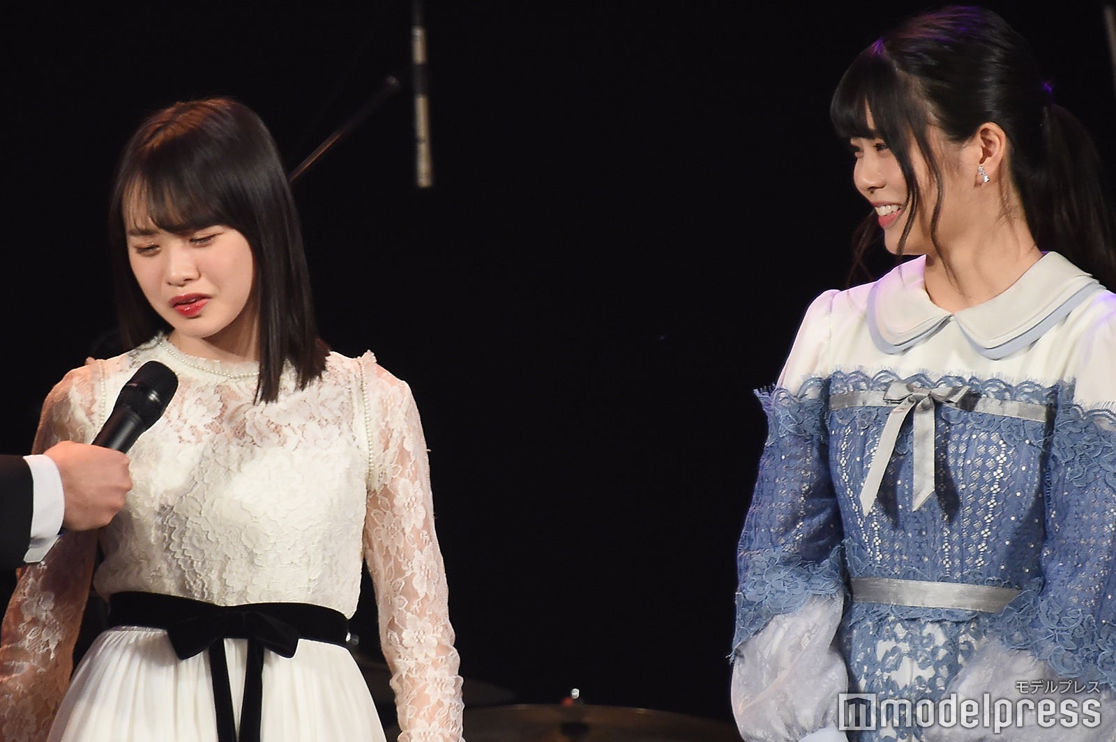 ひたすら謙遜する横山結衣、矢野帆夏／「AKB48グループ歌唱力No.1決定戦」決勝大会 （C）モデルプレス