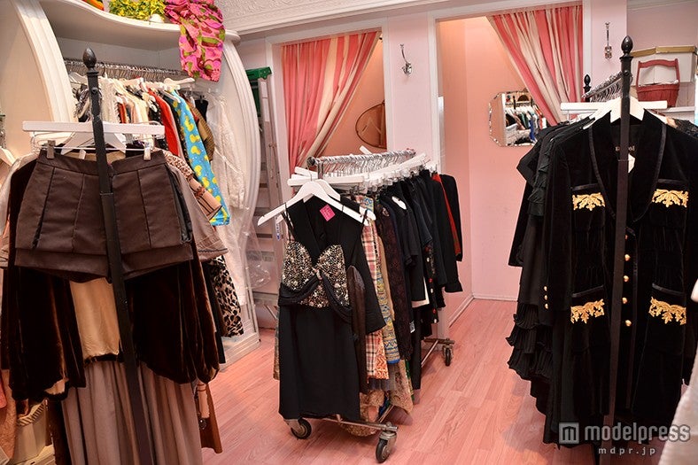 大人な印象のブラックアイテムも充実