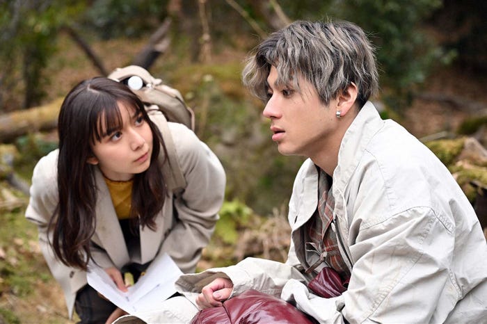 上白石萌歌、山田裕貴「ペンディングトレイン―8時23分、明日 君と」第2話より(C)TBS