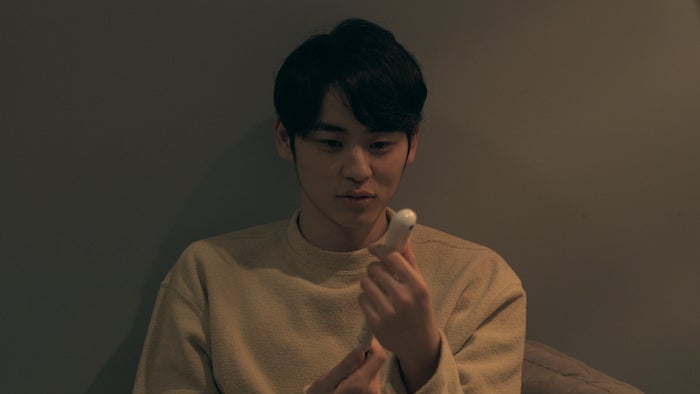 水族館のお土産をもらった志遠「TERRACE HOUSE TOKYO 2019-2020」38th WEEK(C)フジテレビ/イースト・エンタテインメント