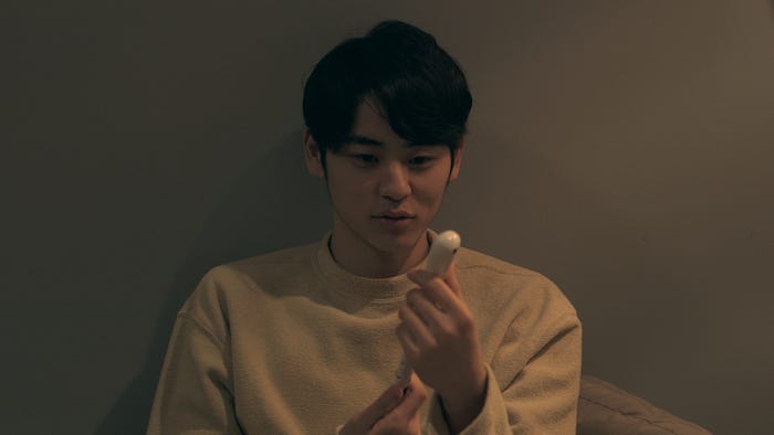 水族館のお土産をもらった志遠「TERRACE HOUSE TOKYO 2019-2020」38th WEEK(C)フジテレビ/イースト・エンタテインメント