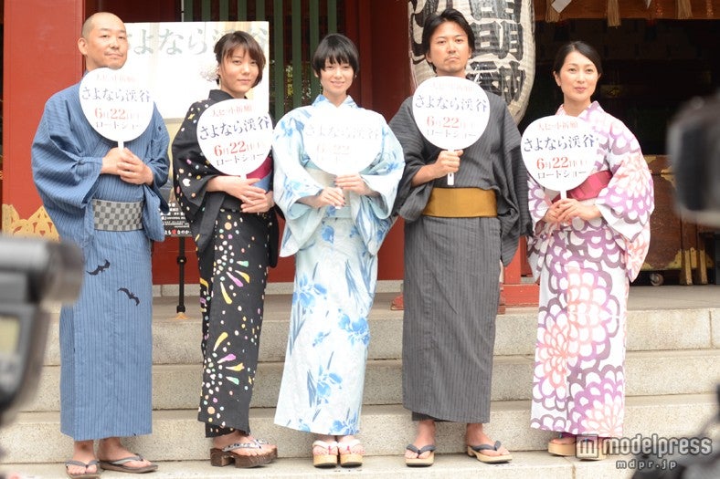 映画「さよなら渓谷」の大ヒット祈願イベントに出席した（左から）大森立嗣監督、鈴木杏、真木よう子、大西信満、鶴田真由