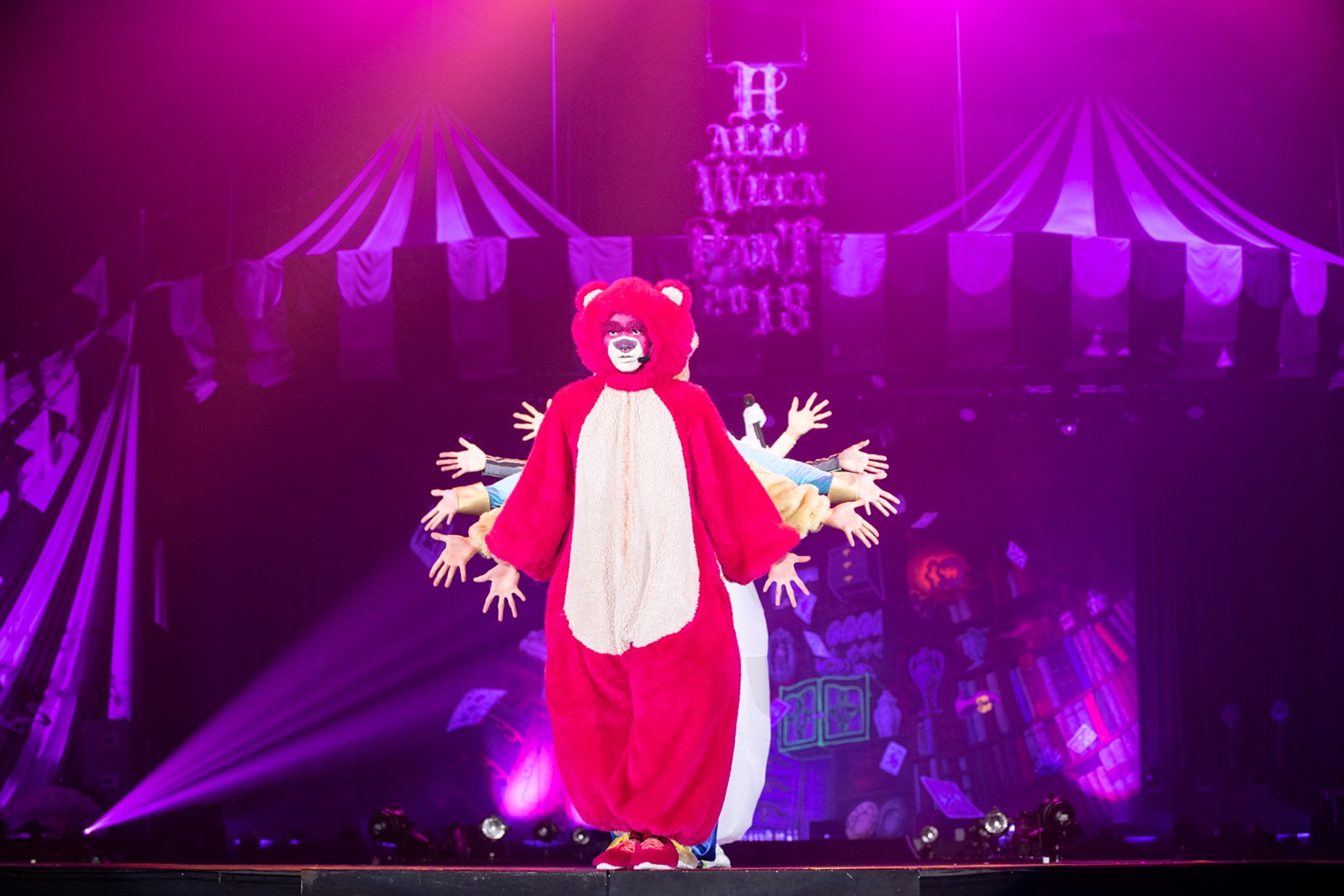 仮装姿の超特急／写真：深野輝美（提供画像）