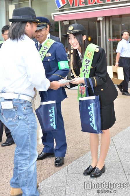 街頭でキャンペーングッズを配っている吉本実憂