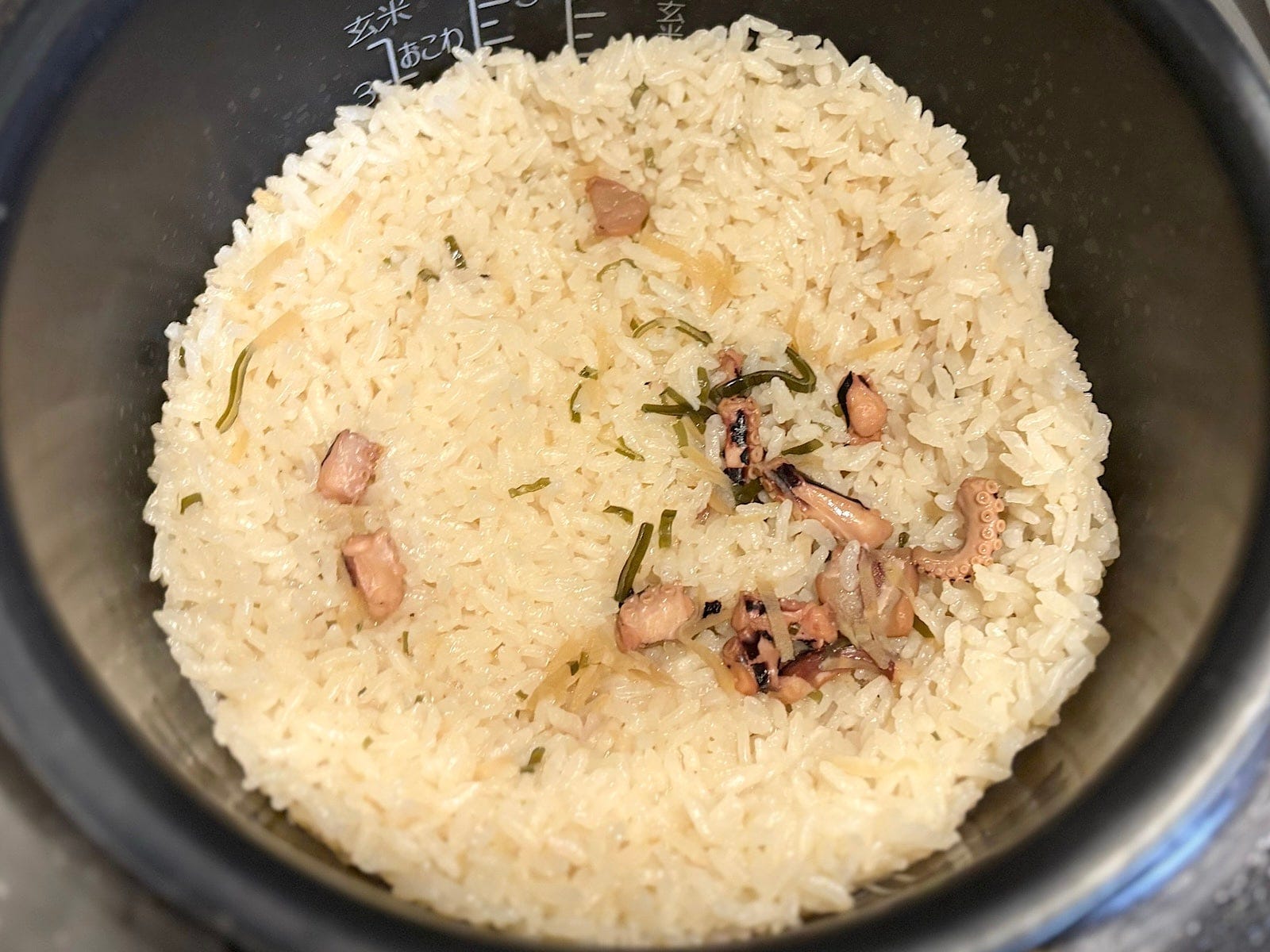 2合分炊いた様子。炊飯器をあけた瞬間、たこと生姜のいい香りがふわっとします！ 