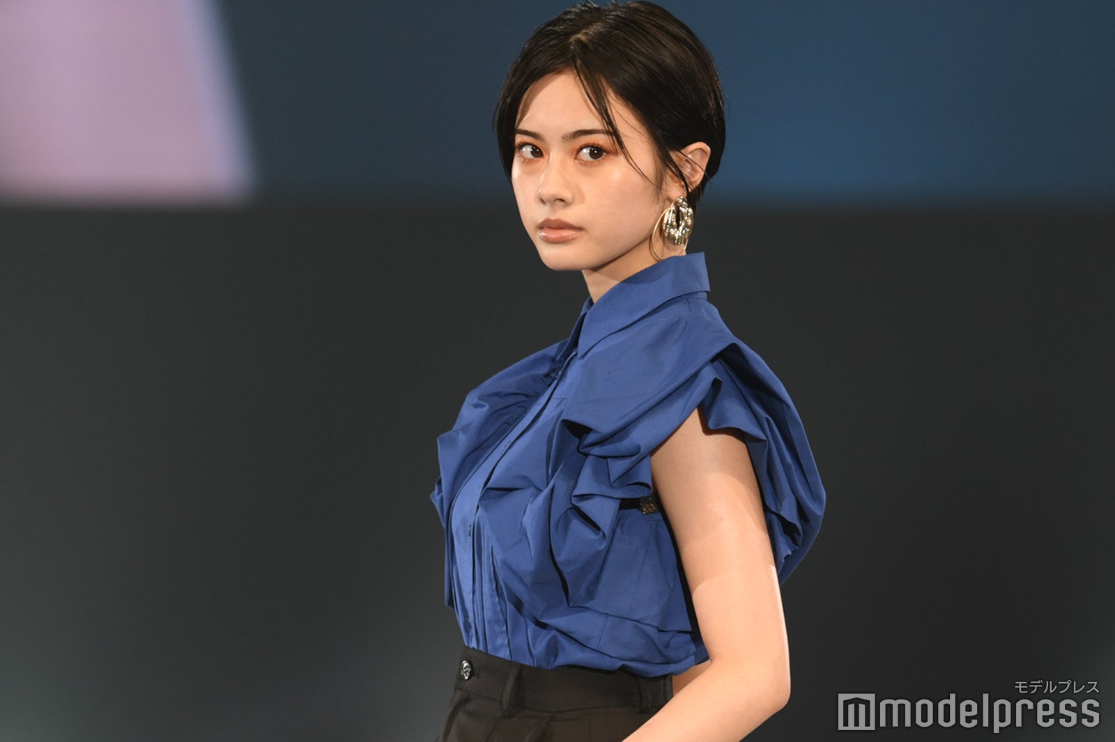 “安斉かれんの妹”公表が話題の安斉星来、クールな眼差し＆美脚披露＜札幌コレクション 2022 S／S＞