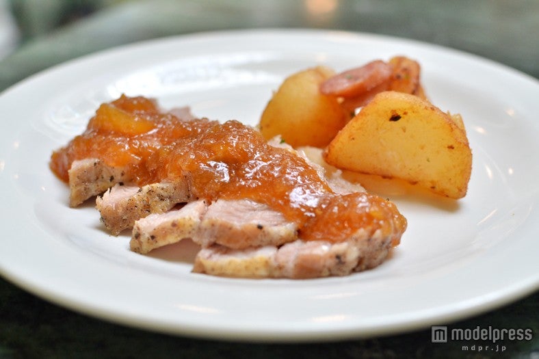 2つのパーク（TDL＆TDS）の人気メニューや、かつてのメニューをモチーフにした復刻メニューなどが集結／「クリスタルパレス・レストラン」