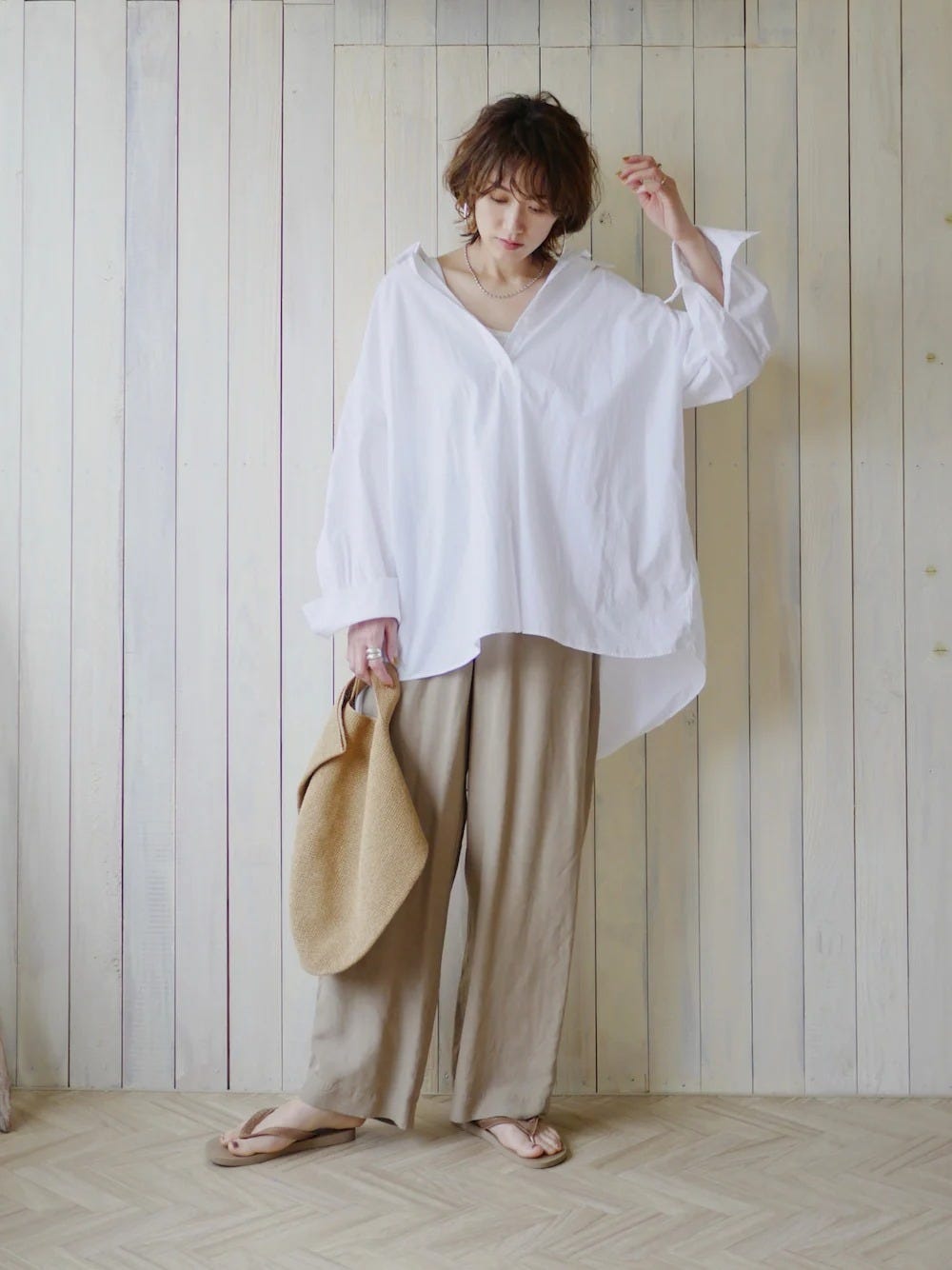 レディース ワイドパンツ コーディネート 夏 レディース コーディネート コーデ 着こなし おすすめ オススメ トレンド コツ おしゃれ お洒落 オシャレ 2022 夏 ワイドパンツ パンツ パンツコーデ シャツ 白シャツ スキッパーシャツ サンダル トングサンダル