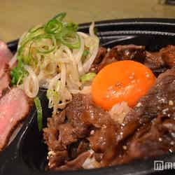 ホンマに儲かりません!!黒毛和牛甘辛焼きすきとレアみたいなロースト肉の肉タレ丼/画像提供:全日本 肉汁グランプリ実行委員会