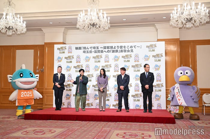 (左から)キャッフィー、三日月大造氏、加藤諒、二階堂ふみ、武内英樹監督、大野元裕氏、コバトン(C)モデルプレス