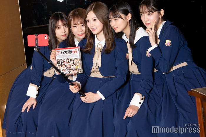 与田祐希、秋元真夏、白石麻衣、遠藤さくら、堀未央奈/撮影オフショット(C)モデルプレス