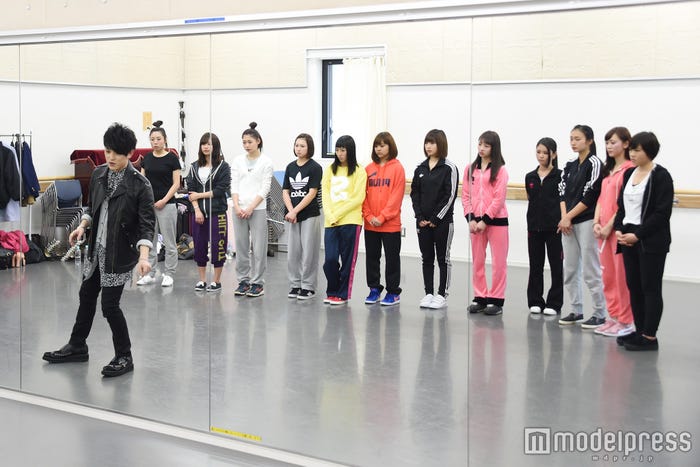 ダンスを指導するAAA末吉秀太(C)モデルプレス