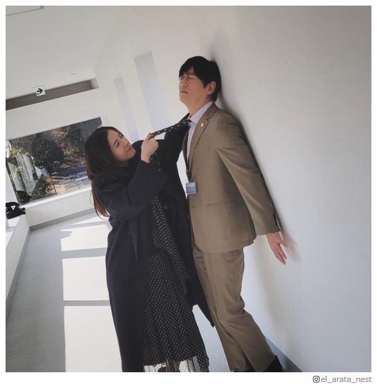 「最愛」井浦新、吉高由里子とのオフショット公開で松下洸平も反応「宮崎です」